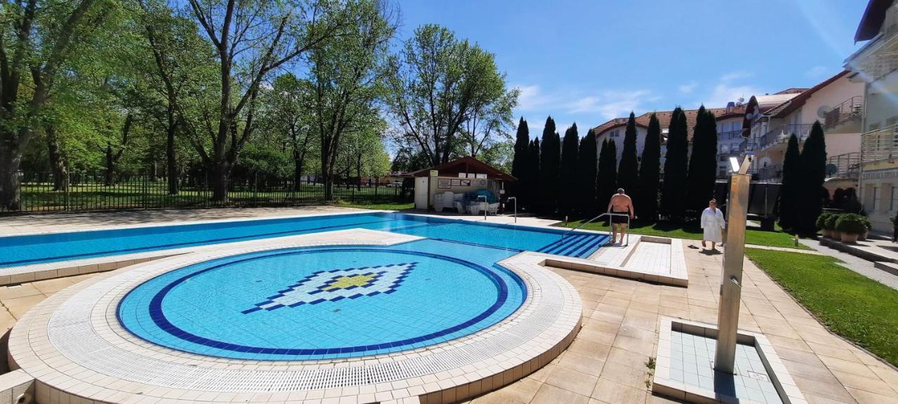 Relax Wellness Apartman Hajduszoboszlo Apartment Ngoại thất bức ảnh